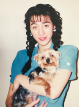 野々村友妃子が犬を抱いている写真